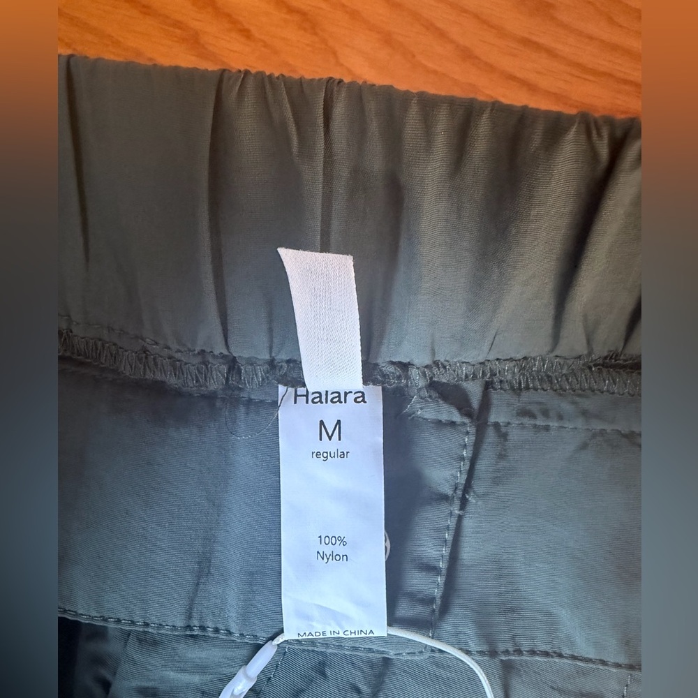 Halara Cargo Pants NWT Medium Wide Leg Green Nylon Travel Casual - Picture 10 of 10